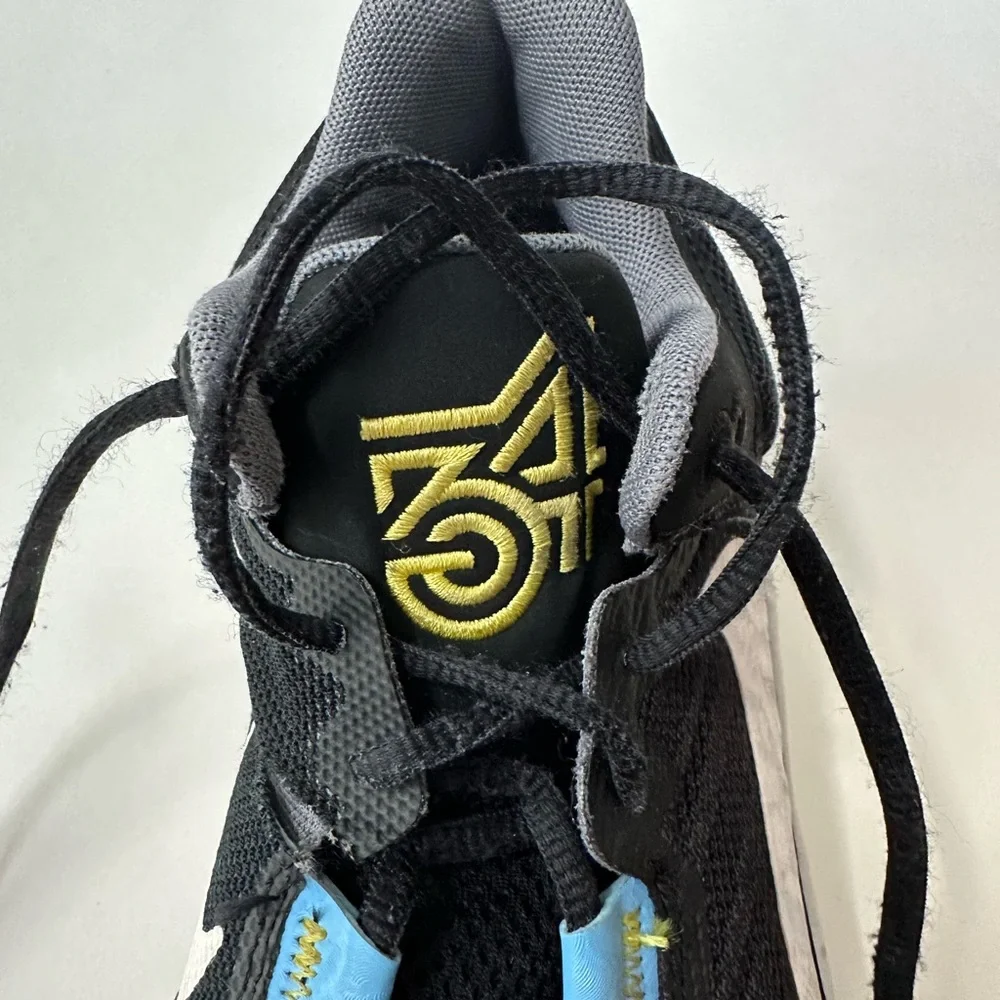 Boys Nike Giannis size 3.5Y Basketball Shoe